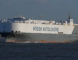 HÖEGH TRIDENT - 200m [IMO:9075709] Autotransporter (Vehicles Carrier) Aufnahme: 2015-12-09 Baujahr: 1995 | DWT: 21423t | Breite: 32m | Ladekapazität: 6500 CEU