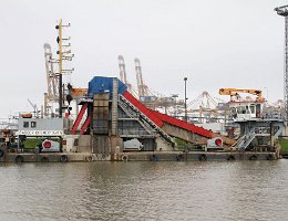BAGGER BREMERHAVEN Hafenbagger Aufnahme: 2014-04-12