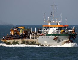 CHARLOCK - 98m [IMO:9758636] Baggerschiff (Hopper Dredger) Aufnahme: 2020-09-18 Baujahr: 2016 | DWT: 6300t | Breite: 21m | Tiefgang: 7,3m Baggerkapazität: 3200 m³ | max....
