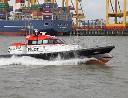 FRESENA - 19m [KEINE IMO-NUMMER] Pilot Aufnahme: 2014-04-12 Breite: 6,30m | Tiefgang: 1,80m Maschinenleistung: 1800 KW | Geschwindigkeit: 30 kn