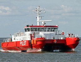 PILOT BORKUM - 21m [KEINE IMO-NUMMER] Pilottender Aufnahme: 2014-08-03 Baujahr: 2004 | Breite: 13m | Tiefgang: 2,74m Maschinenleistung: 1496 KW | Geschwindigkeit: 18 kn