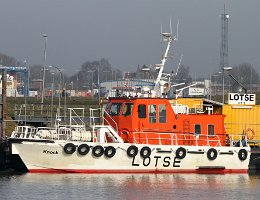 KNOCK - 18m [KEINE IMO-NUMMER] Pilot Aufnahme: 2018-02-17 Baujahr: 1982 | Breite: 5,27m | Tiefgang: 1,20m Maschinenleistung: 980 PS