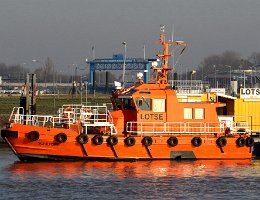 SCHILKSEE - 17m [KEINE IMO-NUMMER] Pilot Aufnahme: 2019-02-17 Baujahr: 2011 | Breite: 5,20m | Tiefgang: 1,50m Maschinenleistung: 734 KW