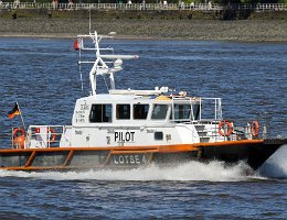 LOTSE 4 - 18m [KEINE IMO-NUMMER] Pilot Aufnahme: 2016-05-05 Baujahr: 2013 | Breite: 4,98m | Tiefgang: 1,20m Maschinenleistung: 720 KW | Geschwindigkeit: 20 kn