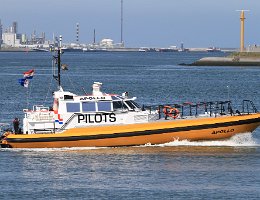 APOLLO - 21m [IMO:8992015] Pilot-Tender Aufnahme: 2015-05-24 Baujahr: 2004 | Breite: 6,34m | Tiefgang: 1,09m Maschinenleistung: 1440 KW | Geschwindigkeit: 28 kn Baureihe:...