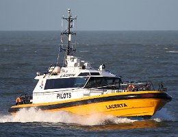 LACERTA - 23m [KEINE IMO-NUMMER] Pilot-Tender Aufnahme: 2015-12-09 Breite: 6,8m | Tiefgang: 1,2m Maschinenleistung: 1940 KW | Geschwindigkeit: 28,5 kn Baureihe: Lynx class