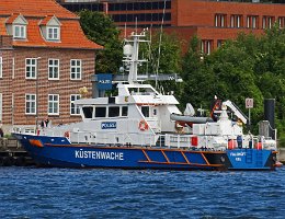 FALSHÖFT - 30m [IMO:9452074] Polizei/ Küstenwache Aufnahme: 2016-08-07 Baujahr: 2008 | DWT: 71t | Breite: 6,20m | Tiefgang: 1,60m Maschinenleistung: 1800 KW | Geschwindigkeit:...