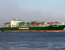 EVER LEGEND - 335m [IMO:9604093] Containerschiff (Container ship) Aufnahme: 2013-12-29 Baujahr: 2013 | DWT: 104257t | Breite: 46m | Tiefgang: 14,2m | Ladekapazität: 8452 TEU...