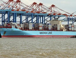 MAERSK ANTARES - 338m [IMO:9342504] Containerschiff (Container ship) Aufnahme: 2014-04-12 Baujahr: 2007 | DWT: 110271t | Breite: 46m | Tiefgang: 15,0m | Ladekapazität: 9000 TEU...