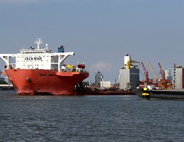 BLUE MARLIN - 225m [IMO:9186338] Halbtaucherschiff/ Schwerlastschiff Aufnahme: 2018-07-13 Baujahr: 2000 | DWT: 76061t | Breite: 63m | Tiefgang: 13,3m Maschinenleistung: 12640 KW...