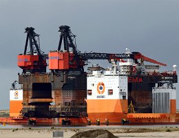 DOCKWISE VANGUARD - 275m (ex) [IMO:9618783] Halbtaucherschiff/ Schwerlastschiff Neuer Name: BOKA VANGUARD Aufnahme: 2017-09-22 Baujahr: 2013 | DWT: 116173t | Breite: 70m | Tiefgang: 12,0m |...