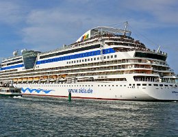 AIDAdiva - 252m [IMO:9334856] Kreuzfahrtschiff (Cruise Ship) Aufnahme: 2015-06-01 Baujahr: 2007 | DWT: 8810t | Breite: 32,2m | Tiefgang: max. 7,3m | Passagiere: 2030...