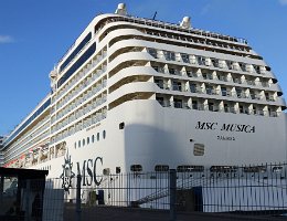 MSC MUSICA - 294m [IMO:9320087] Kreuzfahrtschiff (Cruise Ship) Aufnahme: 2016-08-06 Baujahr: 2006 | DWT: 10000t | Breite: 32,20m | Tiefgang: max. 7,85m | Passagiere: 3013...