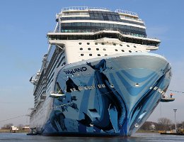 NORWEGIAN BLISS - 333m [IMO:9751509] Kreuzfahrtschiff (Cruise Ship) Aufnahme: 2018-02-18 Baujahr: 2018 | DWT: 11700t | Breite: 41,40m | Tiefgang: max. 8,60m | Passagiere: 4200...