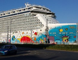 NORWEGIAN BREAKAWAY - 325m [IMO:9606912] Kreuzfahrtschiff (Cruise Ship) Aufnahme: 2018-05-30 Baujahr: 2013 | DWT: 11000t | Breite: 39,71m | Tiefgang: max. 8,6m | Passagiere: 3963...
