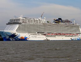 NORWEGIAN ESCAPE - 325m [IMO:9677076] Kreuzfahrtschiff (Cruise Ship) Aufnahme: 2015-10-05 Baujahr: 2015 | DWT: 11700t | Breite: 41,40m | Tiefgang: max. 8,60m | Passagiere: 4200...