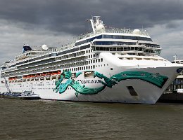 NORWEGIAN JADE - 294m [IMO:9304057] Kreuzfahrtschiff (Cruise Ship) Aufnahme: 2017-07-04 Baujahr: 2006 | DWT: 7500t | Breite: 32,2m | Tiefgang: max. 8,3m | Passagiere: 2400...