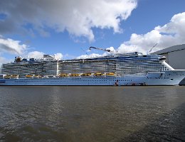 SPECTRUM OF THE SEAS - 347m [IMO:9778856] Kreuzfahrtschiff (Cruise Ship) Aufnahme: 2019-03-17 Baujahr: 2019 | Breite: 41,8m | Tiefgang: max. 8,50m | Passagiere: 4284 Maschinenleistung:...