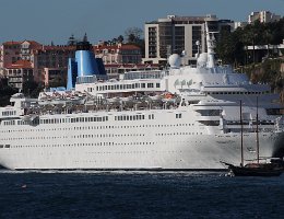 MARELLA DREAM - 243m [IMO:8407735] Kreuzfahrtschiff (Cruise Ship) Aufnahme: 2018-01-22 Baujahr: 1986 | DWT: 5340t | Breite: 29,73m | Tiefgang: max. 6,50m | Passagiere: 1773...