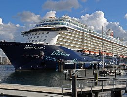 MEIN SCHIFF 4 - 293m [IMO:9678408] Kreuzfahrtschiff (Cruise Ship) Aufnahme: 2016-08-06 Baujahr: 2015 | DWT: 7900t | Breite: 35,8m | Tiefgang: max. 8,25m | Passagiere: 2506...