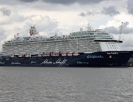 MEIN SCHIFF 6 - 295m [IMO:9753208] Kreuzfahrtschiff (Cruise Ship) Aufnahme: 2020-08-24 Baujahr: 2017 | DWT: 7900t | Breite: 35,8m | Tiefgang: max. 8,25m | Passagiere: 2534...