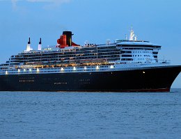 QUEEN MARY 2 - 345m [IMO:9241061] Kreuzfahrtschiff (Cruise Ship) Aufnahme: 2014-08-06 Baujahr: 2002 | DWT: 19189t | Breite: 41,00m | Tiefgang: max. 10,30m | Passagiere: 2.592–3.090...