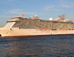 REGAL PRINCESS - 330m [IMO:9584724] Kreuzfahrtschiff (Cruise Ship) Aufnahme: 2015-06-07 Baujahr: 2014| DWT: 10900t | Breite: 38,40m | Tiefgang: max. 8,55m | Passagiere: 3600...