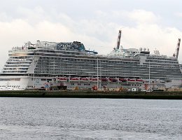 WORLD DREAM - 335m [IMO:9733117] Kreuzfahrtschiff (Cruise Ship) Aufnahme: 2020-07-03 Baujahr: 2017 | DWT: 15370t | Breite: 39,75m | Tiefgang: max. 8,62m | Passagiere: 3376