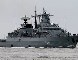 FGS BAYERN F217 - 139m Militärschiff (Military Ops) Aufnahme: 2014-08-03 DEUTSCHLAND Baujahr: 1996 | Breite: 16,70m | Tiefgang: max. 6,70m Maschinenleistung: 38000 KW |...