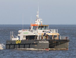 SURE PROGRESS - 20m [KEINE IMO-NR.] Crew Boat Aufnahme:2014-12-28 Baujahr: 2012 | Breite: 7,5m | Tiefgang: 1,8m Maschinenleistung: 1440 KW | Geschwindigkeit: 25 kn