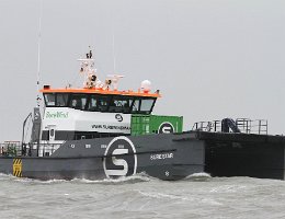 SURE STAR - 26m [IMO:9698903] Crew Boat Aufnahme: 2015-30-30 Baujahr: 2013 | Breite: 10,4m | Tiefgang: 2,2m Maschinenleistung: 1790 KW | Geschwindigkeit: 25 kn