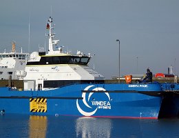 WINDEA FOUR - 28m [IMO:9786657] Crew Boat Aufnahme: 2018-02-18 Baujahr: 2016 | DWT: 33t | Breite: 8,9m | Tiefgang: 1,6m Maschinenleistung: 28 kn