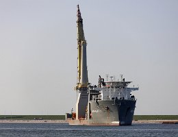 Bokalift 1 - 217m [IMO:9592850] Plattform/ Schwimmkran (Crane Ship) Aufnahme: 2020-09-18 Baujahr: 2012 | DWT: 37200t | Breite: 43m Maschinenleistung: 10500 KW | Geschwindigkeit:...