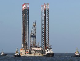 PARAGON HZ1 - 92m (ex) [IMO:8016940] Plattform Neuer Name: HAEVA Aufnahme: 2015-12-09 Baujahr: 1981 | Breite: 60m