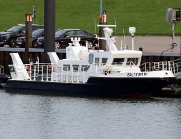 BALTRUM IV - 15m [KEINE IMO-NUMMER] Passagierschiff Aufnahme: 2018-07-29 Baujahr: 1982 | Breite: 4,1m | Tiefgang: max. 0,58m Maschinenleistung: 554 KW | Geschwindigkeit: 21 kn...