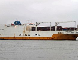 GRANDE AMBURGO - 214m [IMO:9246607] Ro-Ro/ ConRo- Schiff (Ro-Ro cargo) Aufnahme: 2015-03-29 Baujahr: 2003 | DWT: 27492t | Breite: 32m | Ladekapazität: 800 TEU / 2500 CEU...