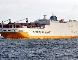 GRANDE AMERICA - 214m (+) [IMO:9130937] Ro-Ro/ ConRo- Schiff (Ro-Ro cargo) Aufnahme: 2018-12-30 (+) (gesunken am 12.03.2019) Baujahr: 1997 | DWT: 27965t | Breite: 32m | Ladekapazität:...