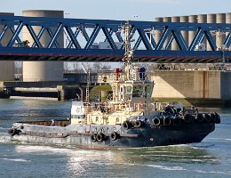 SVITZER MALLAIG - 30m [IMO:9317901] Hafenschlepper (Tug) Neuaufnahme: 2020-03-12 (2015-03-28) Baujahr: 2005 | Bollard pull: 70t | Breite: 11m | Tiefgang: 5,30m Maschinenleistung:...