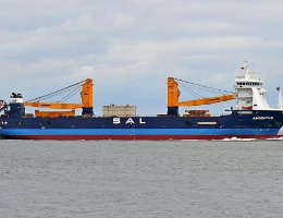 AMOENITAS - 134m [IMO:9505510] Schwerlastschiff (Heavy Load Vessel) Aufnahme: 2015-09-04 Baujahr: 2010 | DWT: 9963t | Breite: 23m | Tiefgang: 7,40m | Kräne: 2 x 450t...