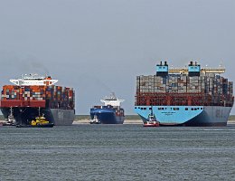 Begegnungen_0001 HONG KONG EXPRESS und MARGRETHE MAERSK