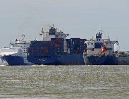 Begegnungen_0002 Sieht wenigsten im Rotterdammer Stadtkanal eng aus...