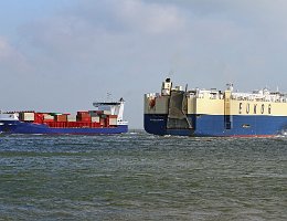 Begegnungen_0005 OOCL RAUMA und MORNING CHORUS bei Terneuzen