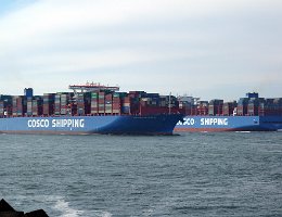 Begegnungen_0006 COSCO SHIPPING UNIVERSE trifft COSCO SHIPPING SCORPIO in Rotterdam (Maasvlakte)