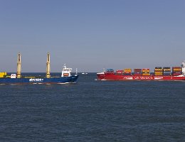Begegnungen_0008 FAIRLANE trifft CONTAINERSHIPS AURORA in Rotterdam (Maasvlakte)