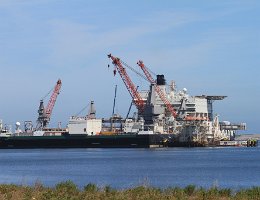 [Besonderes] PIONEERING SPIRIT Rückansicht der Pioneering Spirit (zurzeit größte Schiff der Welt) Aufnahme: 2015-05-24