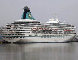 Heckansicht: ARTANIA - 230m [IMO:8201480] Kreuzfahrtschiff (Cruise Ship) Aufnahme: 2020-08-20 Baujahr: 1984 | DWT: 4661t | Breite: 29,6m | Tiefgang: max. 7,8m | Passagiere: 1260...