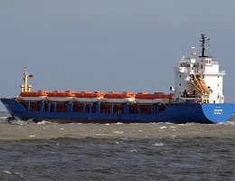 Heckansicht: BERUM - 101m (ex) [IMO:9155418] - Heckansicht Frachtschiff (General Cargo) Neuer Name: VALENTINA Aufnahme: 2017-04-13 Baujahr: 1999 | DWT: 5199t | Breite: 16,20m | Tiefgang:...