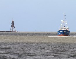Impressionen - 0002 Das Frachtschiff HELGOLAND an der Kugelbake (Cuxhaven)