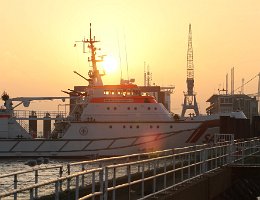 Impressionen - 0003 Der Seenotrettungskreuzer HERMANN MARWEDE bei der Einfahrt in den Hafen von Cuxhaven