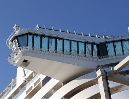 [Schiffe Spezial] AIDAprima (4) AidaPrima - die Brücke von vorne mit Sonnenschutz